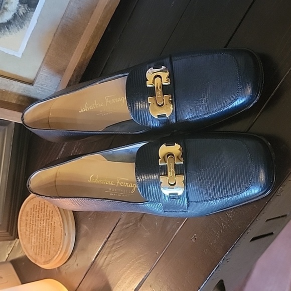 Salvatore Ferragamo Navy Loafers in 9 B - Picture 1 of 7